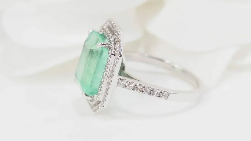 Bague double entourage en or blanc, émeraude de Colombie certifiée et diamants