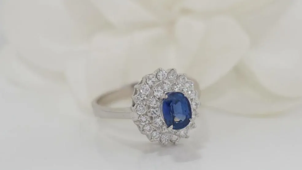 Bague double entourage en or blanc, saphir et diamants