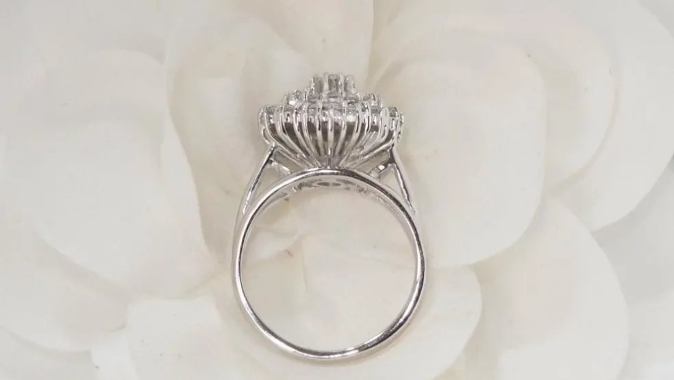 Bague double entourage en or blanc et diamants