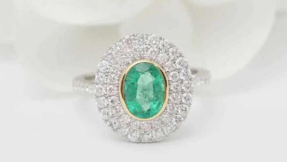 Bague double entourage en or bicolore, émeraude ovale et diamants