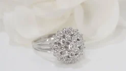 Bague double entourage en or blanc et diamants