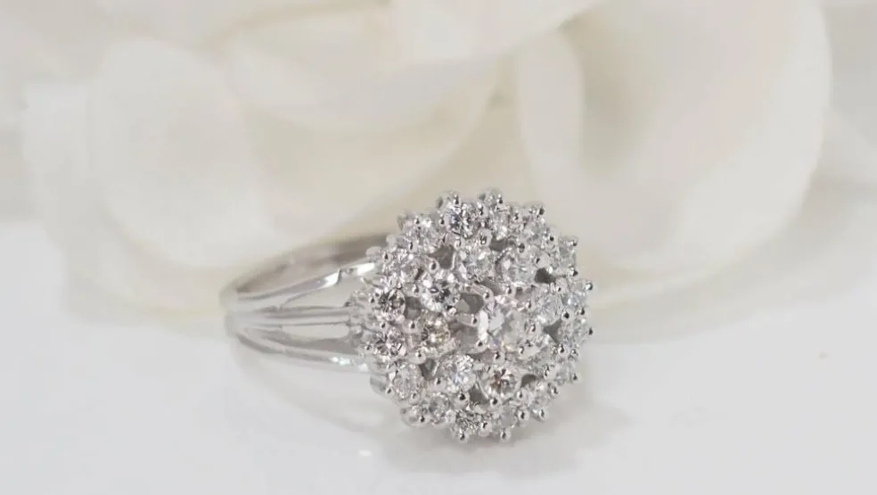 Bague double entourage en or blanc et diamants