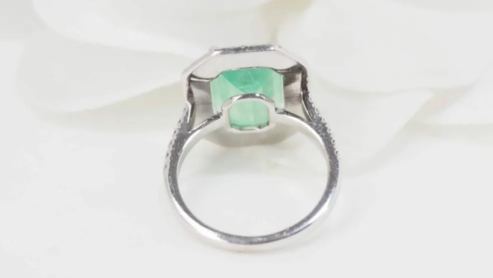 Bague double entourage en or blanc, émeraude de Colombie certifiée et diamants
