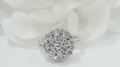 Bague double entourage en or blanc et diamants
