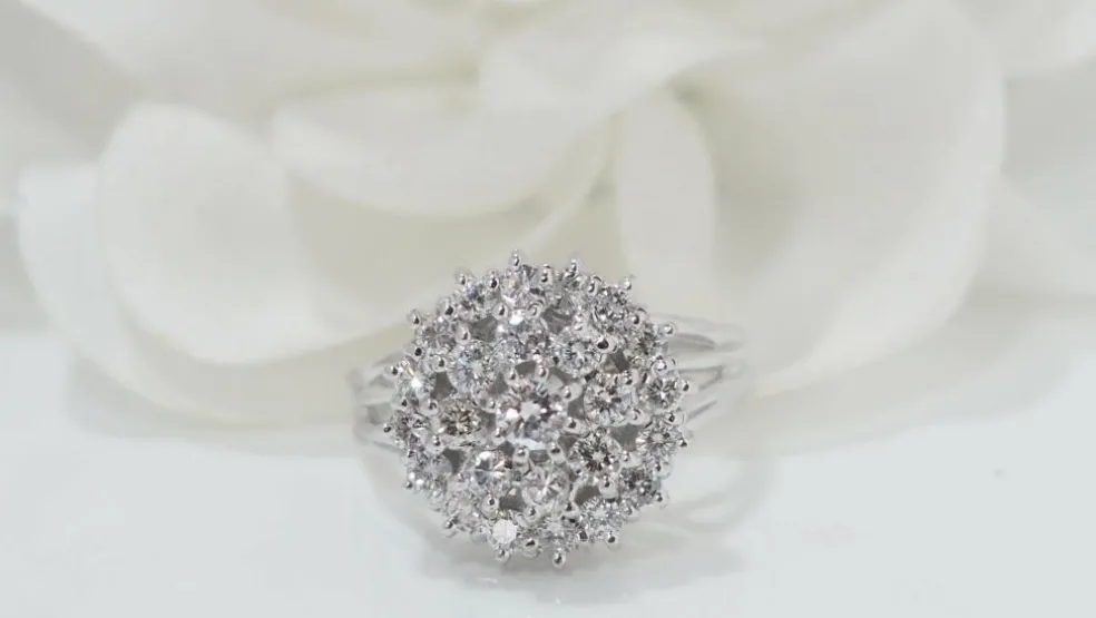 Bague double entourage en or blanc et diamants