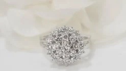 Bague double entourage en or blanc et diamants