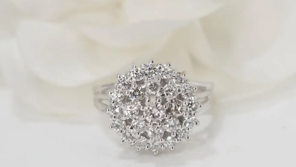 Bague double entourage en or blanc et diamants