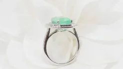 Bague double entourage en or blanc, émeraude de Colombie certifiée et diamants