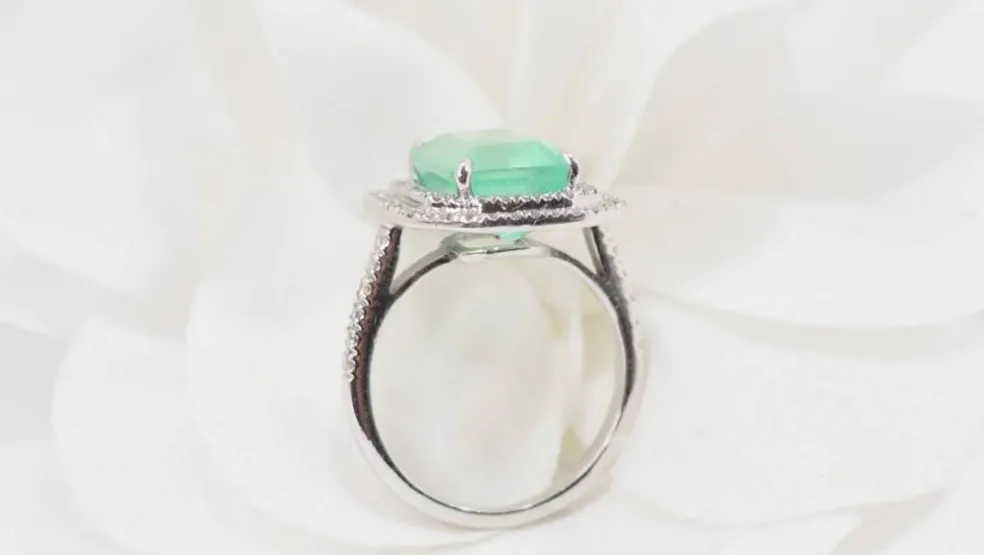 Bague double entourage en or blanc, émeraude de Colombie certifiée et diamants