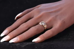 Bague double serpent de l'époque victorienne : symbole d'éternité avec diamants et rubis