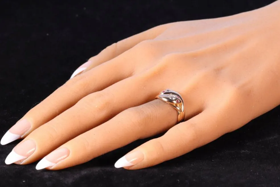 Bague double serpent de l'époque victorienne : symbole d'éternité avec diamants et rubis