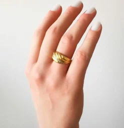 Bague drapé en or jaune, gris et diamants