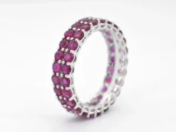 Bague d'éternité double en or blanc avec rubis