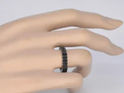 Bague d'éternité en or blanc avec diamants noirs