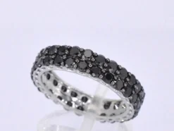 Bague d'éternité en or blanc avec diamants noirs