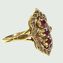 BAGUE DU DÉBUT DU XXE SIÈCLE (1900) EN OR 18 KT AVEC DIAMANTS ET RUBIS