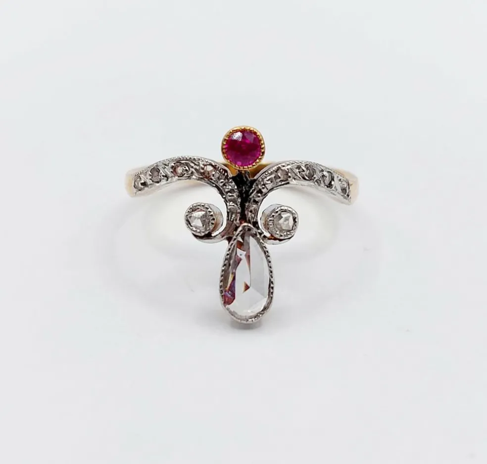 Bague duchesse antique or, diamant poire, rubis et diamant