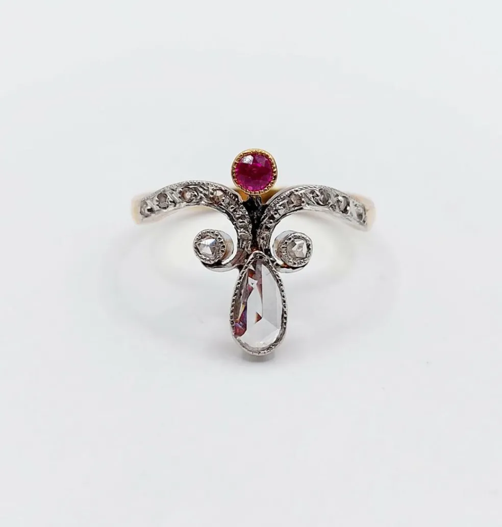 Bague duchesse antique or, diamant poire, rubis et diamant