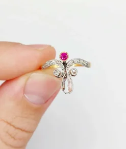 Bague duchesse antique or, diamant poire, rubis et diamant