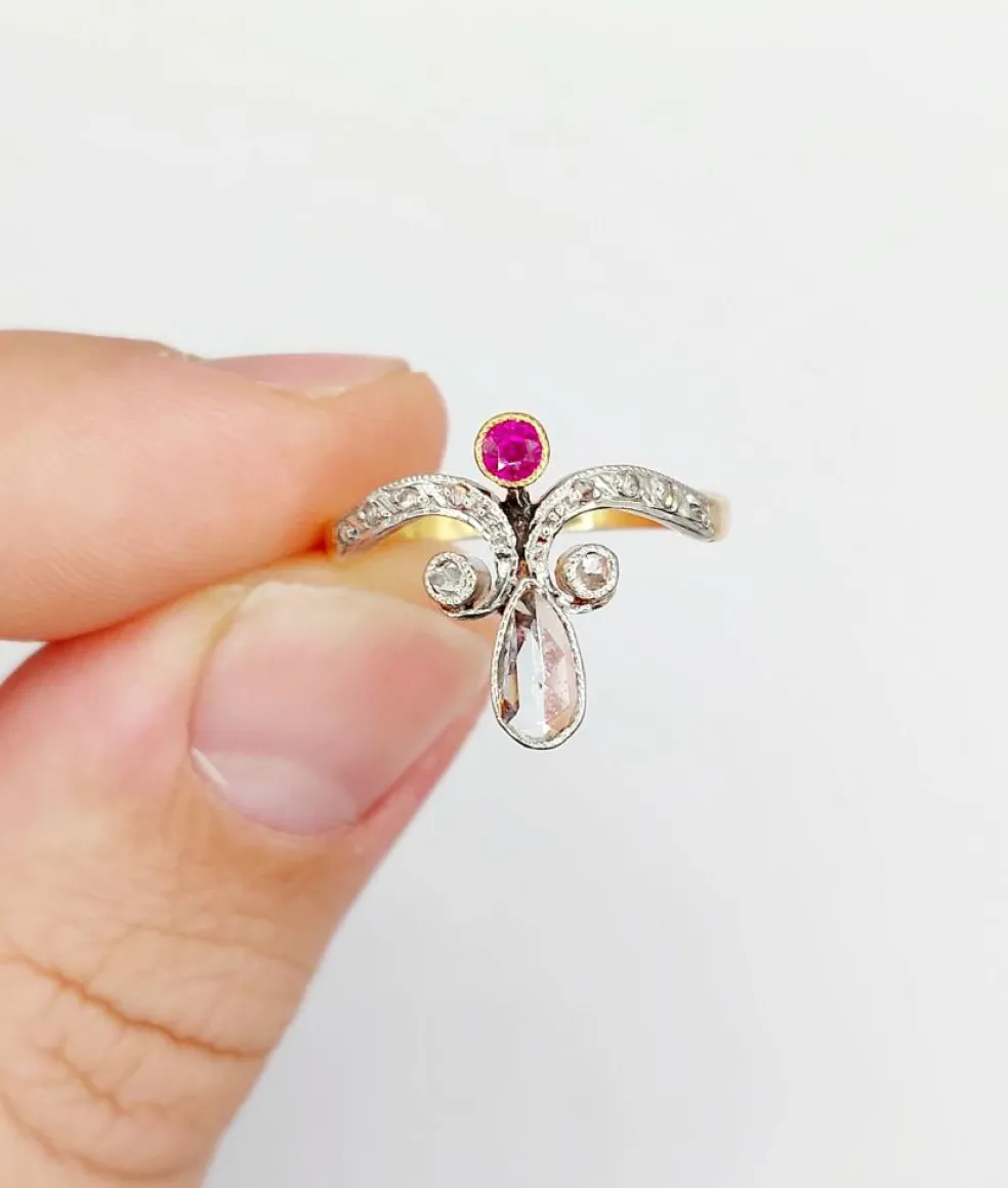 Bague duchesse antique or, diamant poire, rubis et diamant