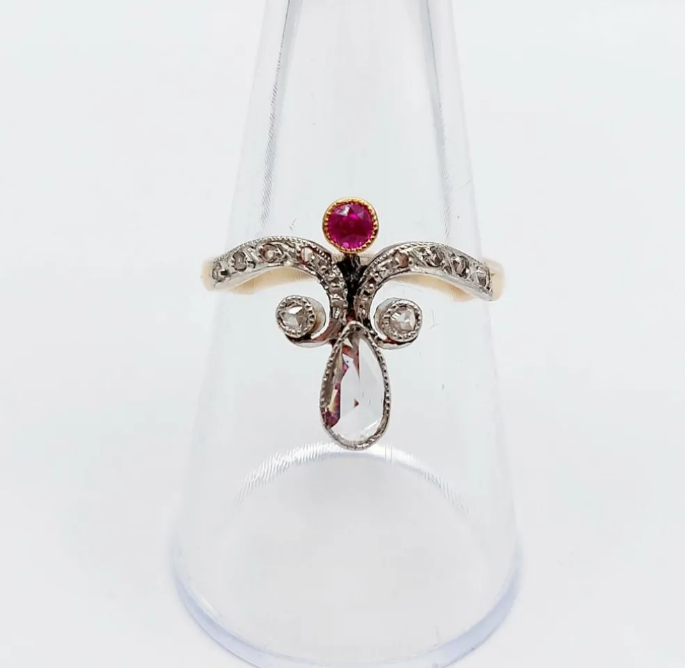 Bague duchesse antique or, diamant poire, rubis et diamant