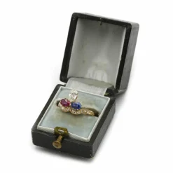 Bague duchesse XIXème - Or jaune, diamants, rubis et saphir.