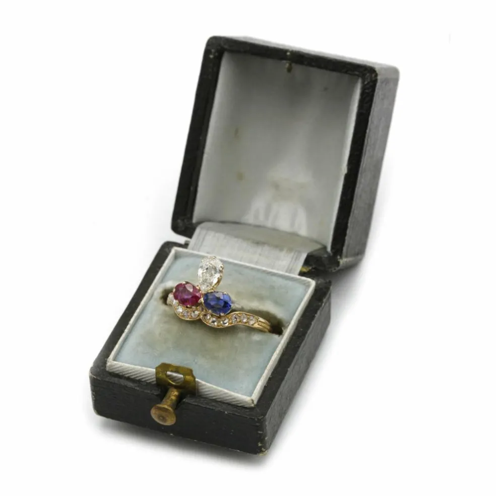 Bague duchesse XIXème - Or jaune, diamants, rubis et saphir.
