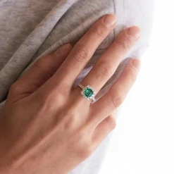 Bague Emeraude coussin Diamants