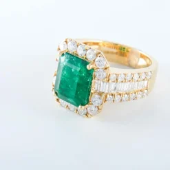 Bague Emeraude entourage Diamants