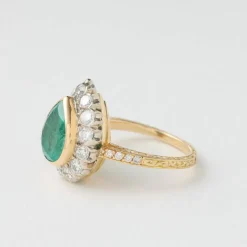 BAGUE EMERAUDE ENTOURAGE DIAMANTS OR JAUNE 18K