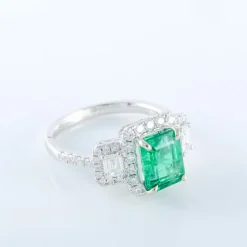 Bague Emeraude entourage Diamants