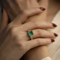 Bague Emeraude et diamants baguettes en or jaune