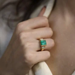 Bague Emeraude et diamants baguettes en or jaune