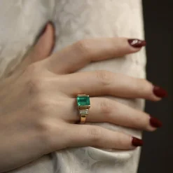 Bague Emeraude et diamants baguettes en or jaune