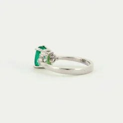 Bague Emeraude épaulée Diamants
