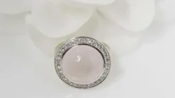Bague en blanc, quartz rose et diamants
