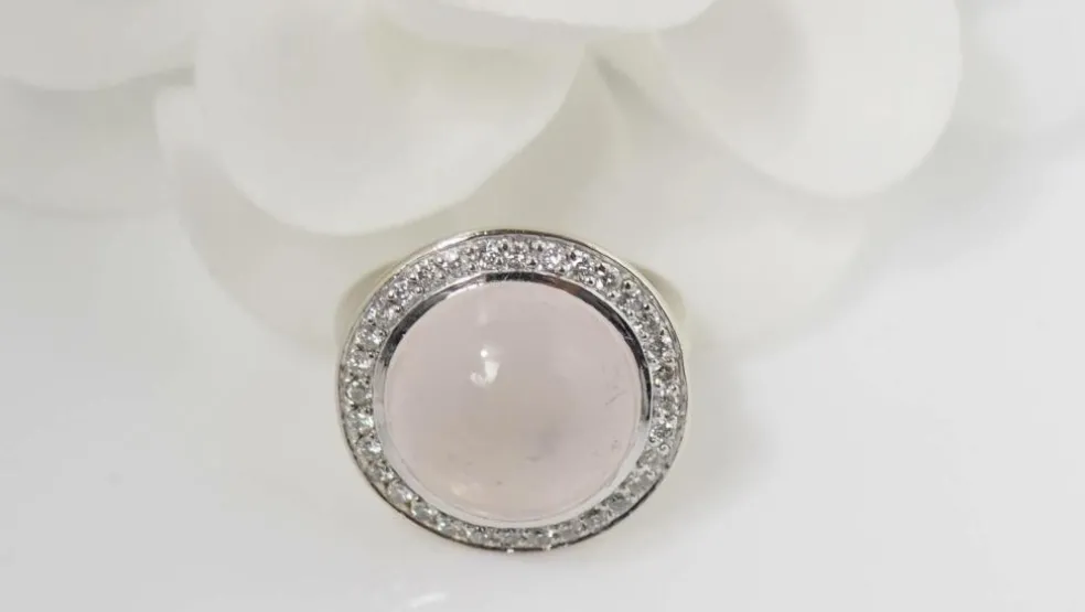 Bague en blanc, quartz rose et diamants