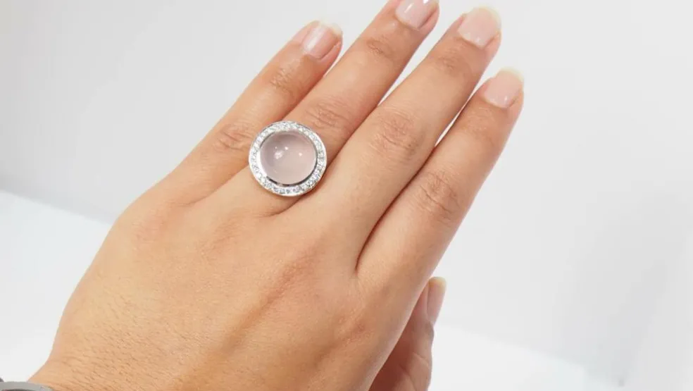 Bague en blanc, quartz rose et diamants