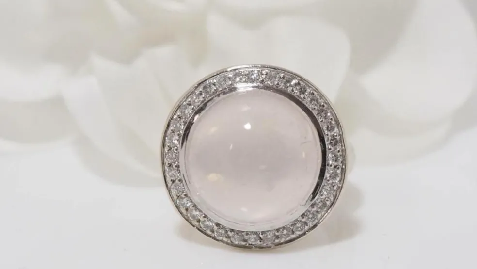 Bague en blanc, quartz rose et diamants