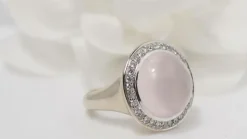 Bague en blanc, quartz rose et diamants