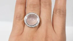 Bague en blanc, quartz rose et diamants