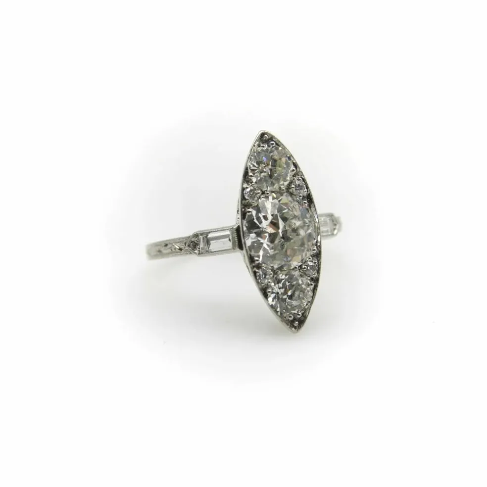 Bague en forme de navette en diamant de taille européenne ancienne en platine édouardienne