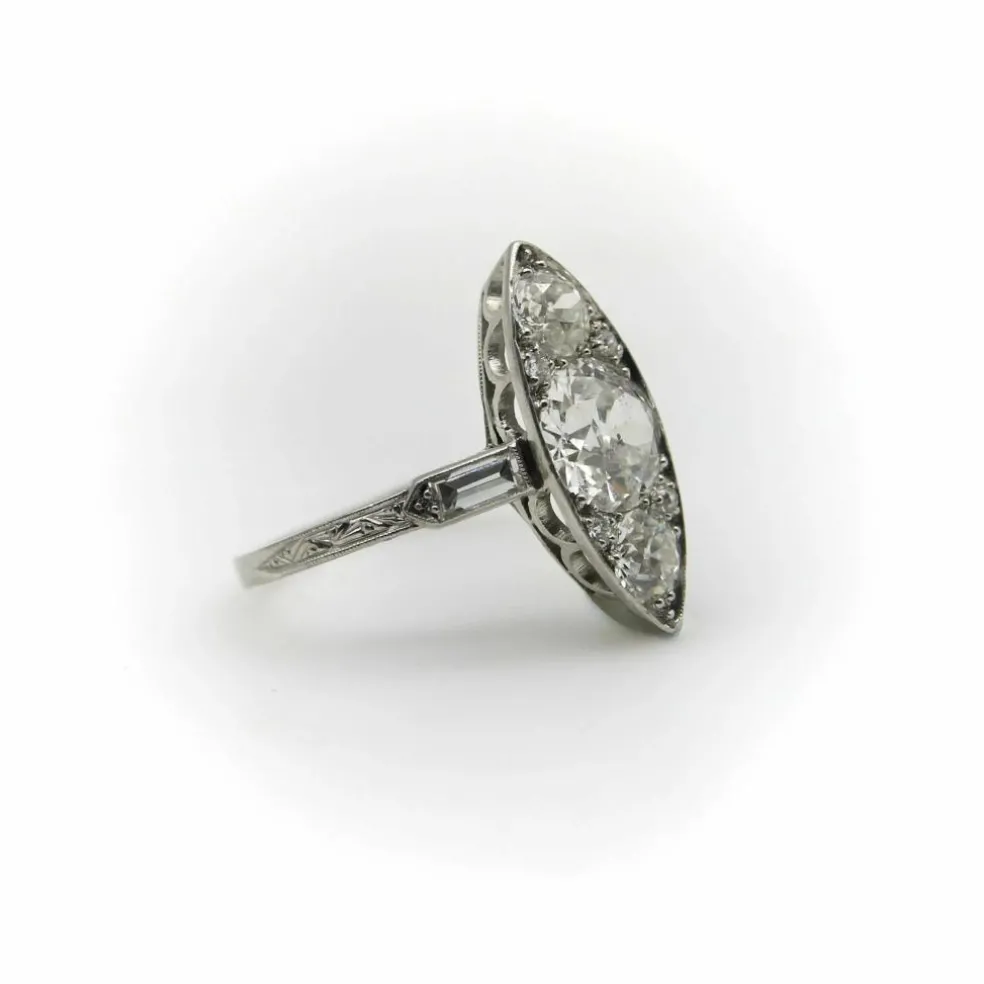 Bague en forme de navette en diamant de taille européenne ancienne en platine édouardienne