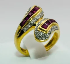 Bague en or 750 avec diamants et rubis.