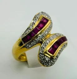 Bague en or 750 avec diamants et rubis.