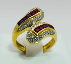 Bague en or 750 avec diamants et rubis.
