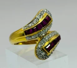 Bague en or 750 avec diamants et rubis.