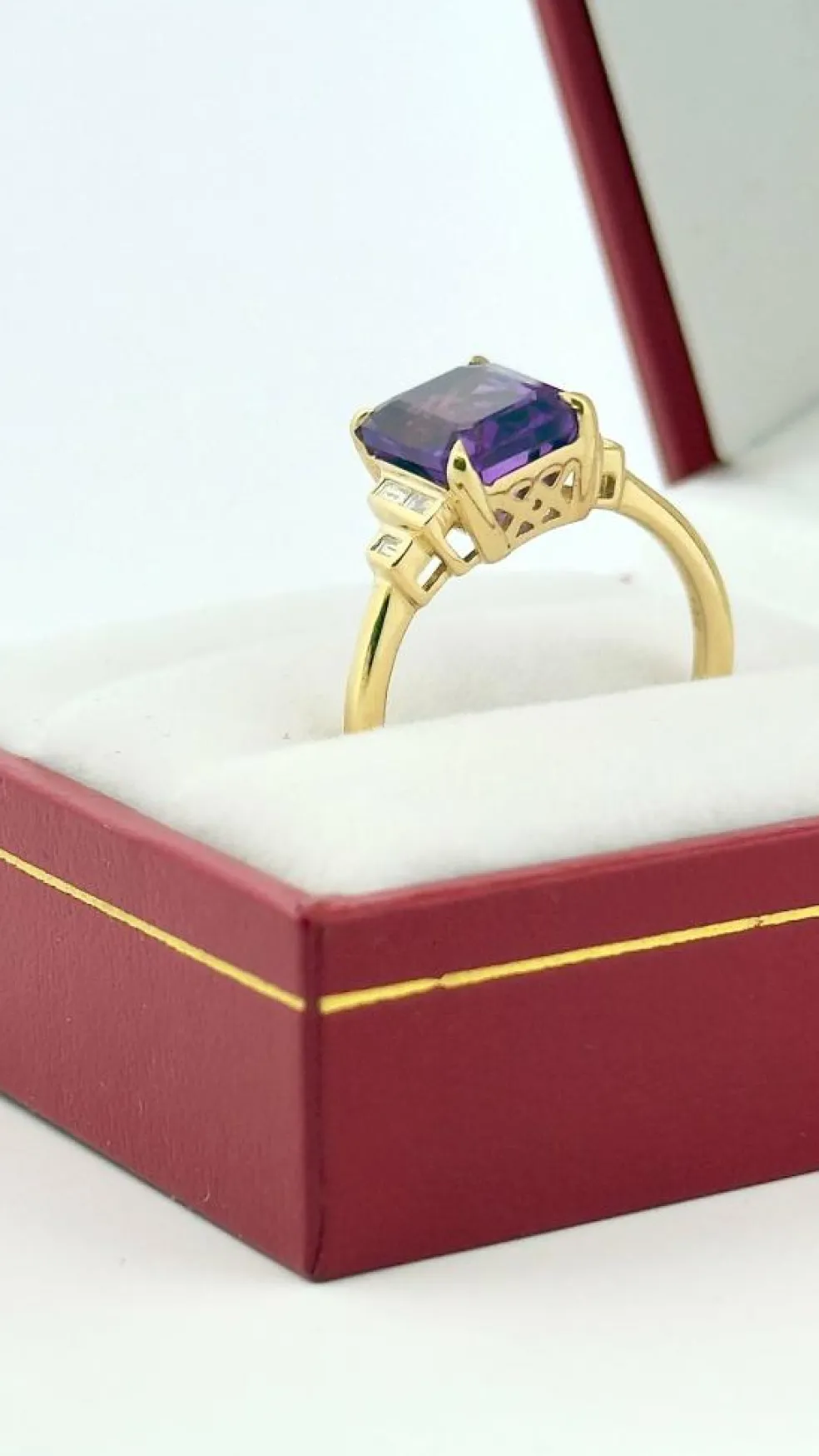 Bague en or 18 carats , améthyste et diamants