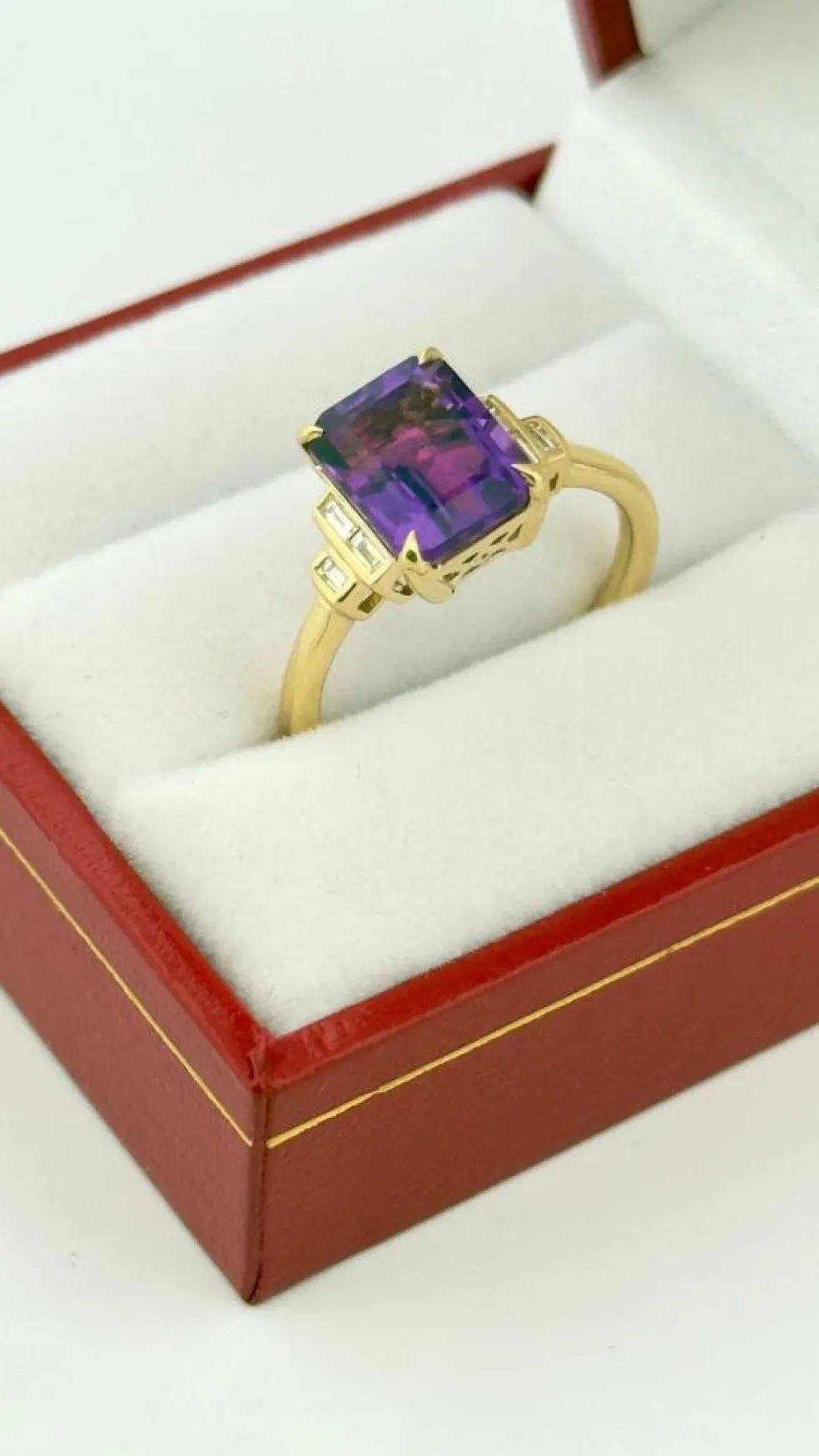 Bague en or 18 carats , améthyste et diamants