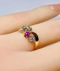 Bague en or 18 carats en diamants et rubis, époque 1900
